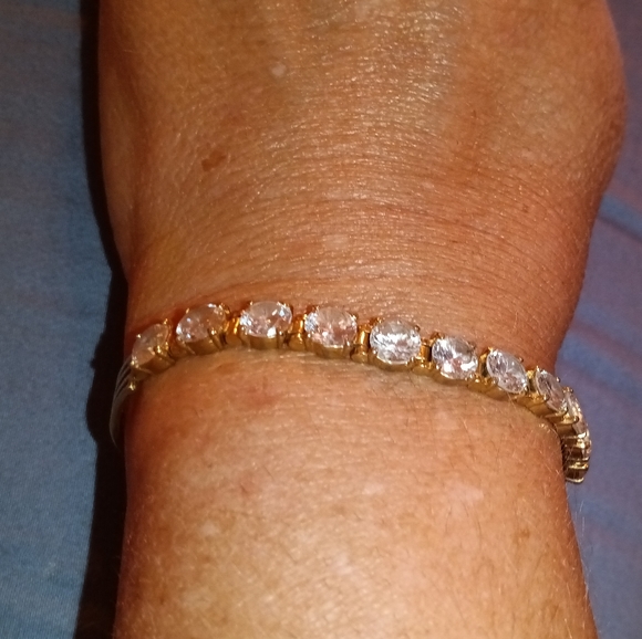 Gorgeous Australian Crystal Bracelet - Picture 4 of 10